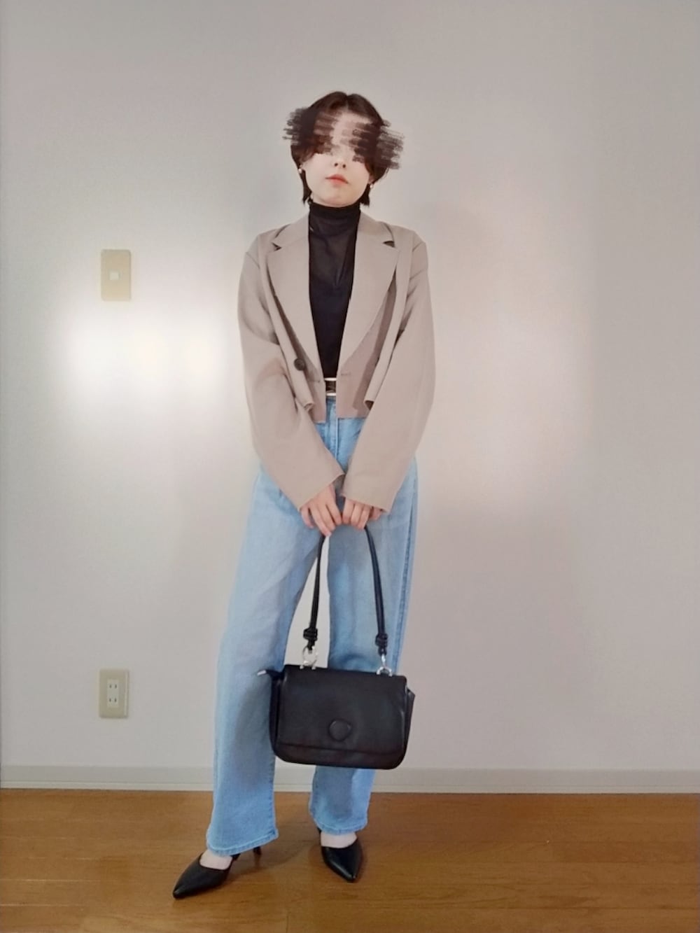 ベージュ系のテーラードジャケット、ブラック系のTシャツ/カットソー、ブラック系のショルダーバッグを着用したレディースの秋コーディネートの3枚目の写真