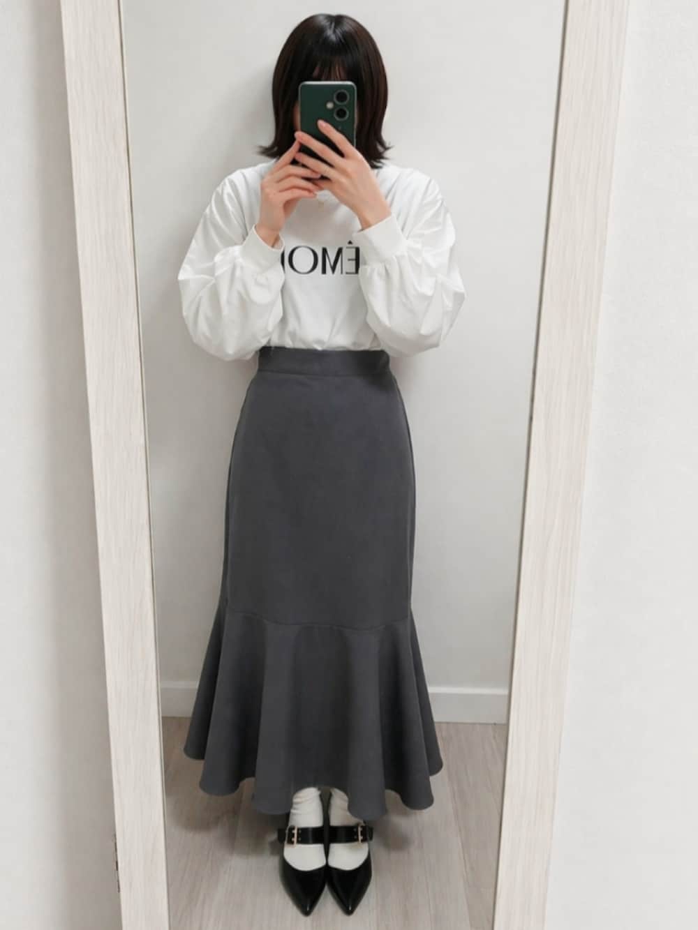ホワイト系のテーラードジャケット、ホワイト系のTシャツ/カットソー、グレー系のスカートを着用したレディースの春コーディネートの3枚目の写真