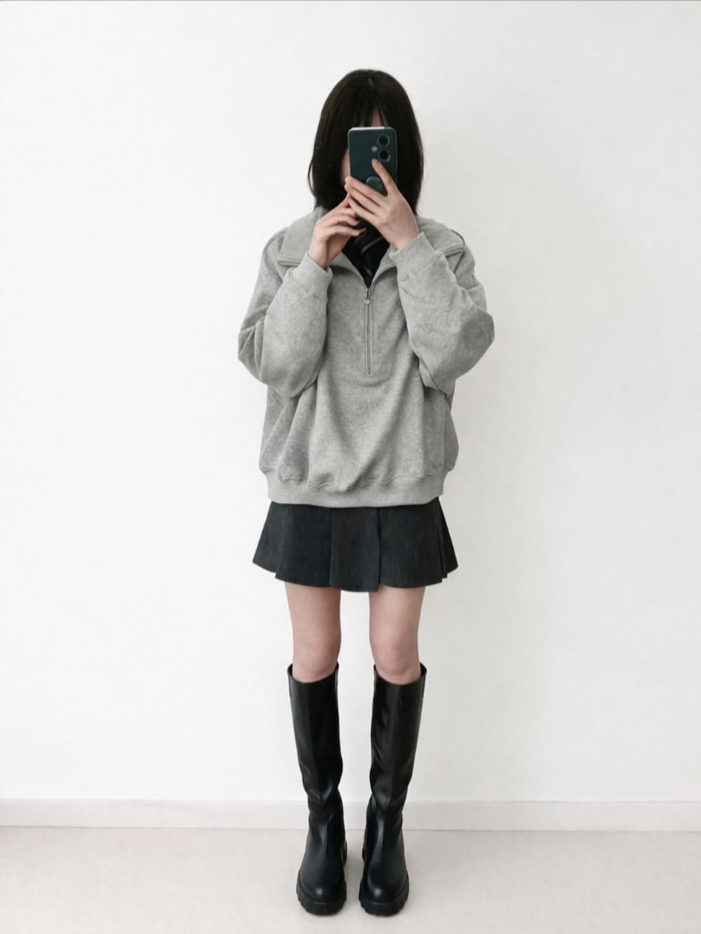 グレー系のテーラードジャケット、グレー系のスウェット、グレー系のシャツ/ブラウスを着用したレディースの春コーディネートの2枚目の写真