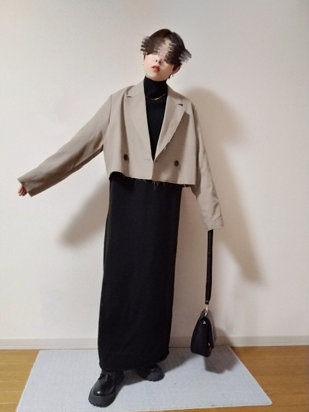 ブラック系のワンピース、ベージュ系のテーラードジャケット、ブラック系のショルダーバッグを着用したレディースの秋コーディネートの3枚目の写真