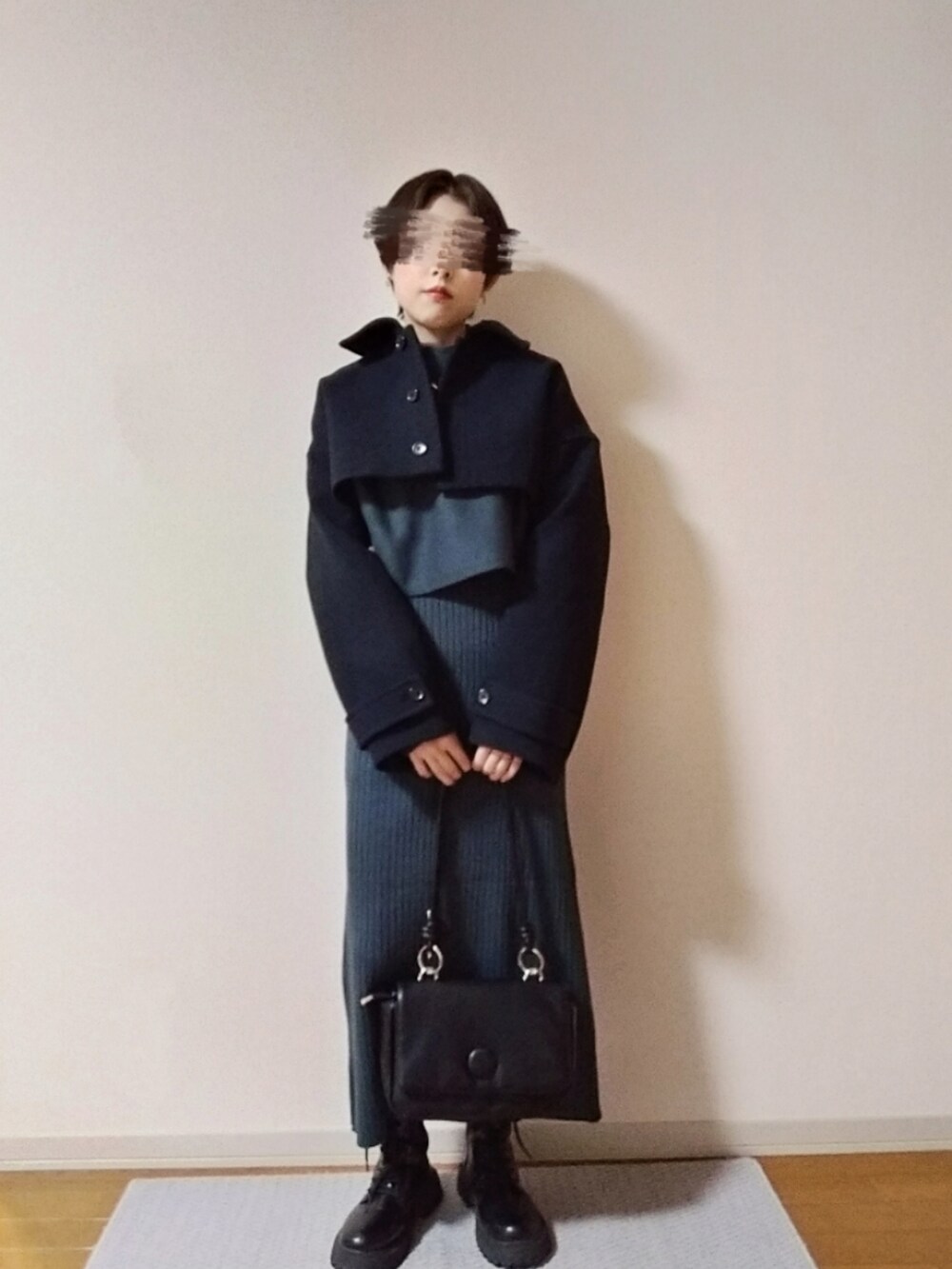 その他のジャケット/アウター、グリーン系のワンピース/ドレス、ブラック系のブーツを着用したレディースの秋コーディネートの3枚目の写真