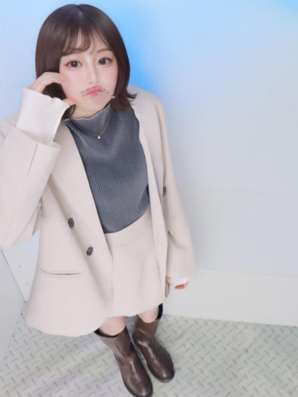 ホワイト系のテーラードジャケット、ベージュ系のスカート、グレー系のTシャツ/カットソーを着用したレディースの春コーディネートの2枚目の写真