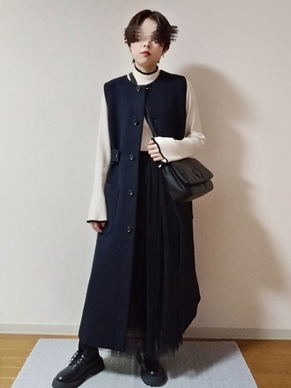 ホワイト系のニット/セーター、ブラック系のショルダーバッグ、ブラック系のブーツを着用したレディースの秋コーディネートの2枚目の写真