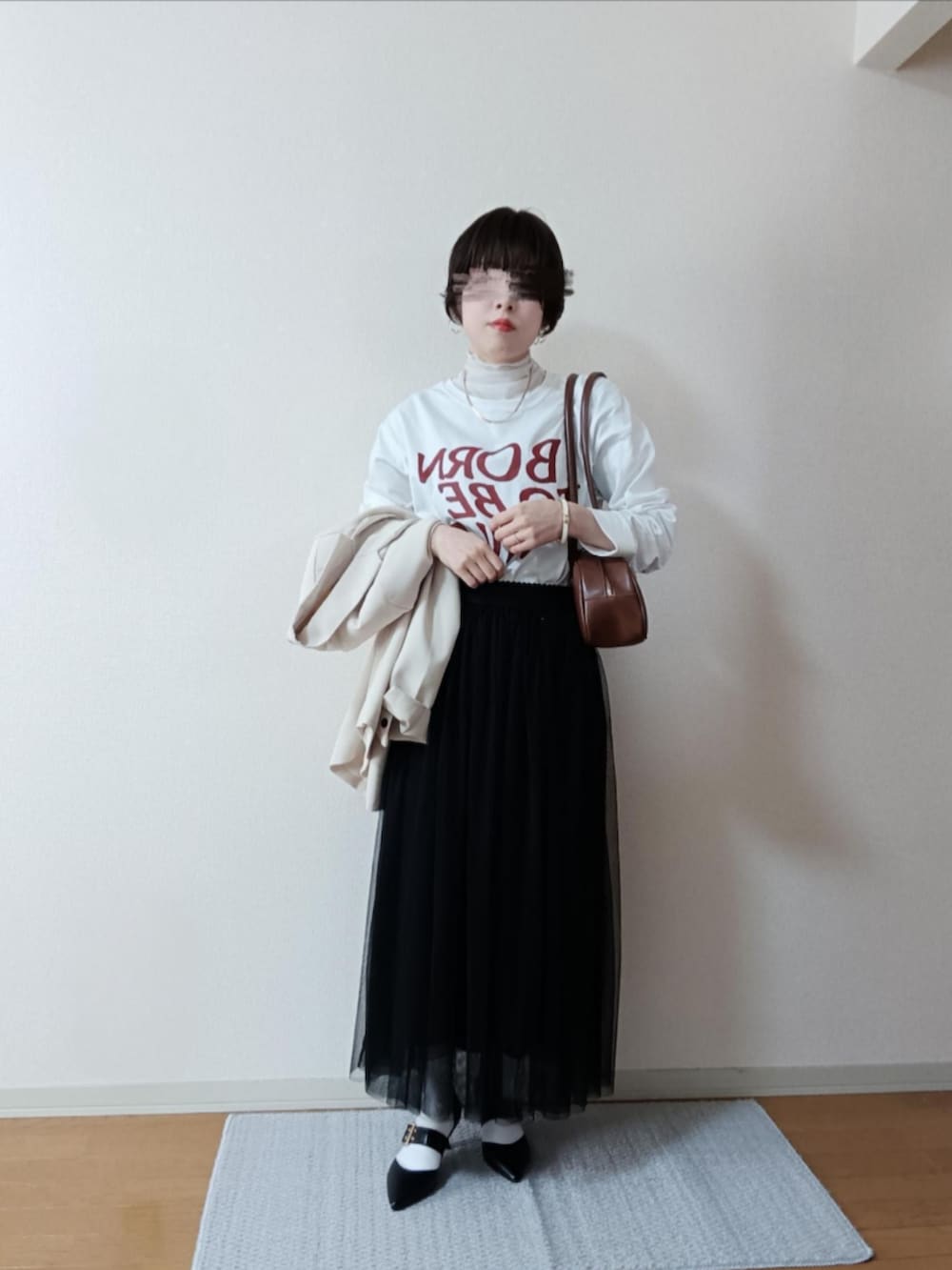 ホワイト系のTシャツ/カットソー、その他のTシャツ/カットソー、ホワイト系のテーラードジャケットを着用したレディースの春コーディネートの5枚目の写真