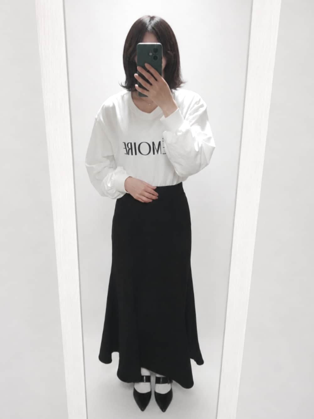 グレー系のテーラードジャケット、ホワイト系のTシャツ/カットソー、ブラック系のスカートを着用したレディースの春コーディネートの3枚目の写真