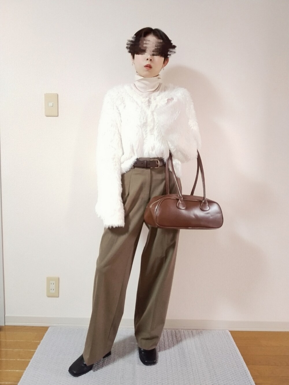 ホワイト系のニット/セーター、ホワイト系のカーディガン/ボレロ、その他のスラックスを着用したレディースの秋コーディネートの2枚目の写真