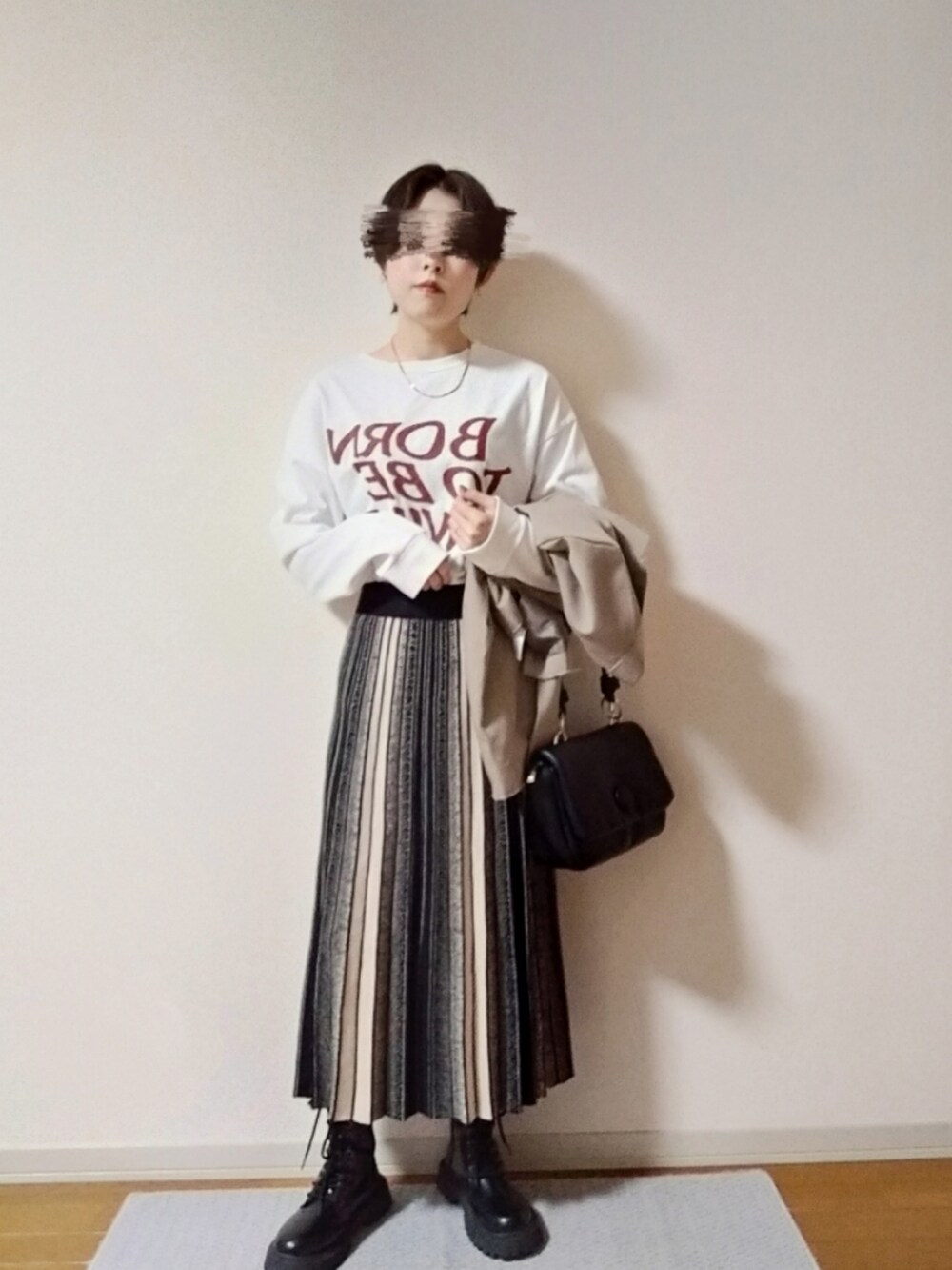 ベージュ系のテーラードジャケット、その他のTシャツ/カットソー、ブラック系のショルダーバッグを着用したレディースの秋コーディネートの3枚目の写真