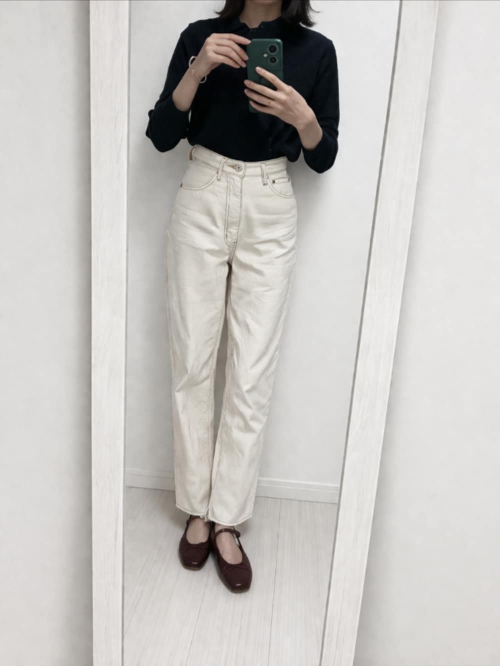 ブルー系のポロシャツ、ホワイト系のデニムパンツ、レッド系のバレエシューズを着用したレディースの春コーディネートの2枚目の写真