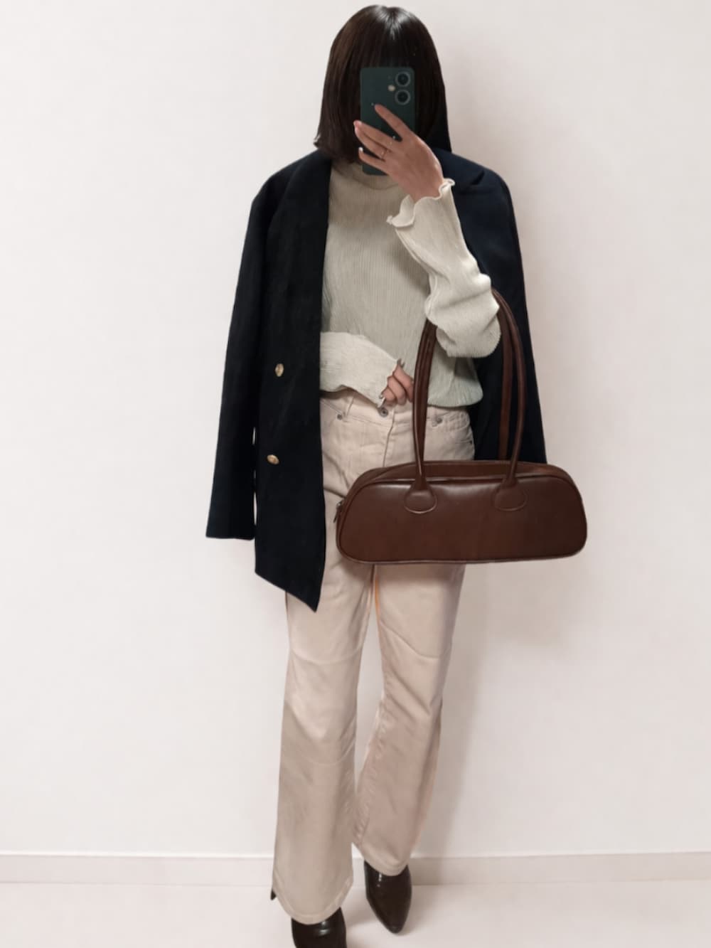 ブルー系のテーラードジャケット、ホワイト系のTシャツ/カットソー、ブラウン系のボストンバッグを着用したレディースの春コーディネートの2枚目の写真