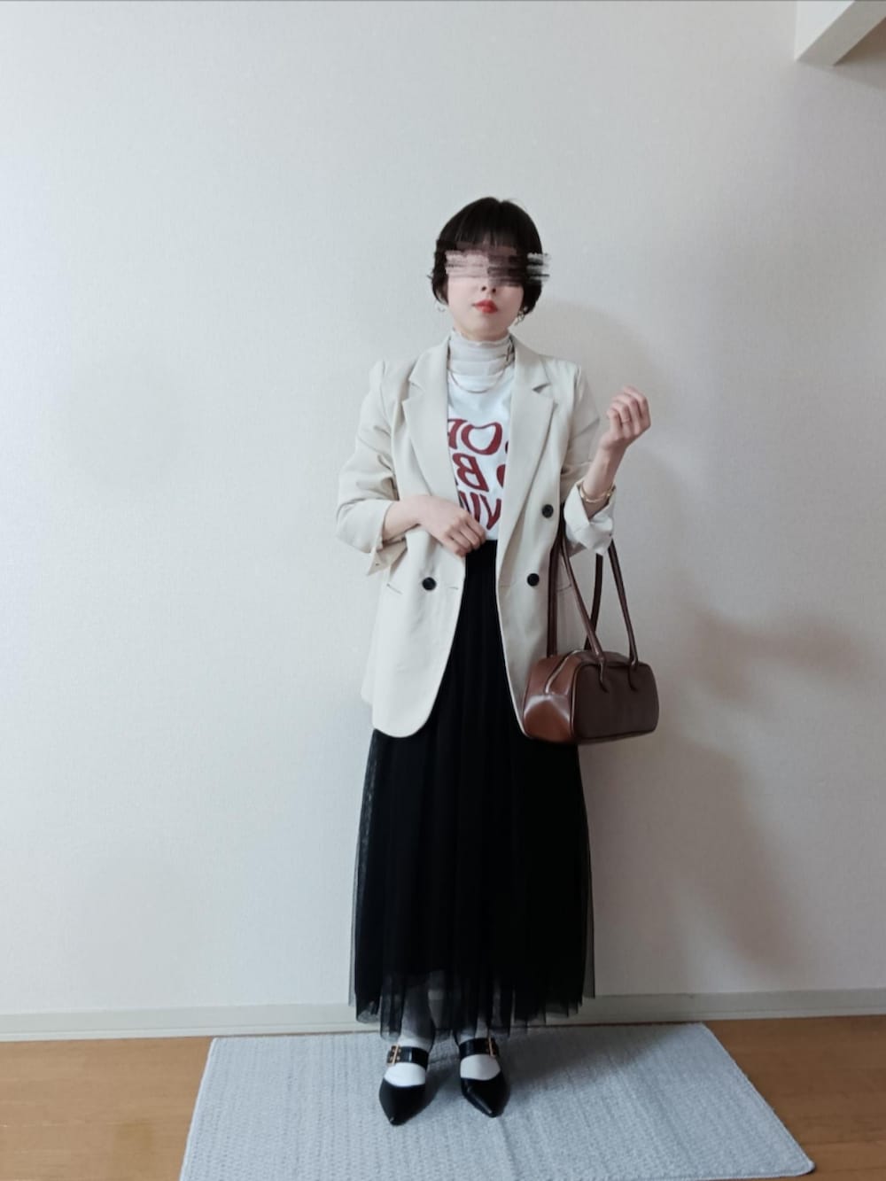 ホワイト系のTシャツ/カットソー、その他のTシャツ/カットソー、ホワイト系のテーラードジャケットを着用したレディースの春コーディネートの3枚目の写真