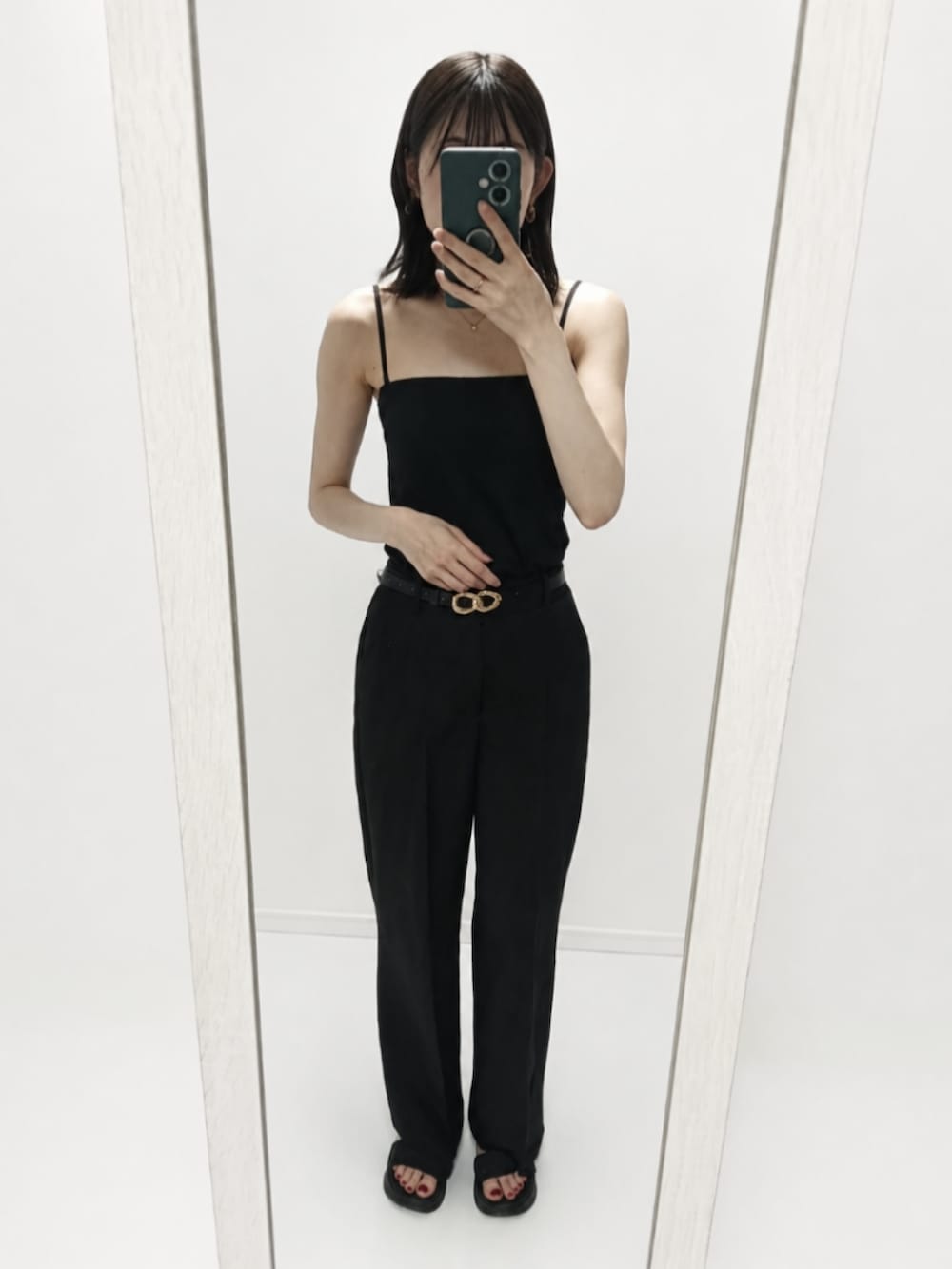 ブラック系のシャツ/ブラウス、ブラック系のスラックス、ブラック系のサンダルを着用したレディースの夏コーディネートの3枚目の写真