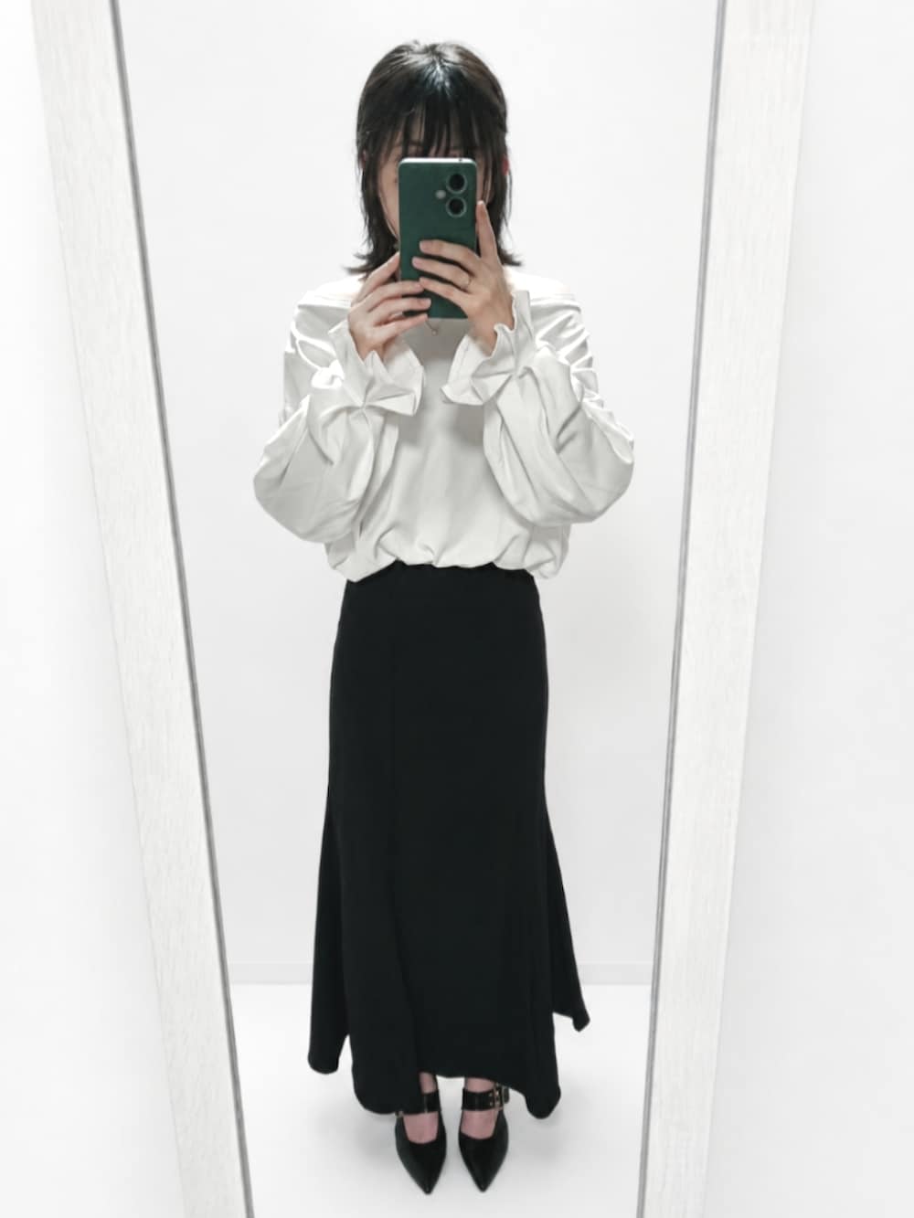ホワイト系のTシャツ/カットソー、ブラック系のショルダーバッグ、ブラック系のスカートを着用したレディースの春コーディネートの2枚目の写真