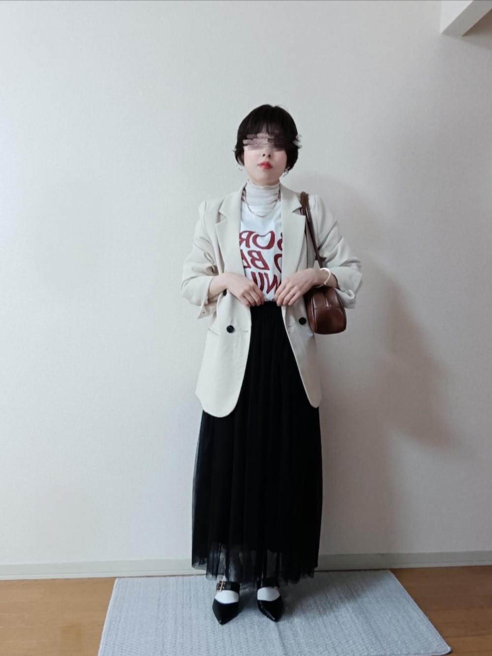 ホワイト系のTシャツ/カットソー、その他のTシャツ/カットソー、ホワイト系のテーラードジャケットを着用したレディースの春コーディネートの4枚目の写真