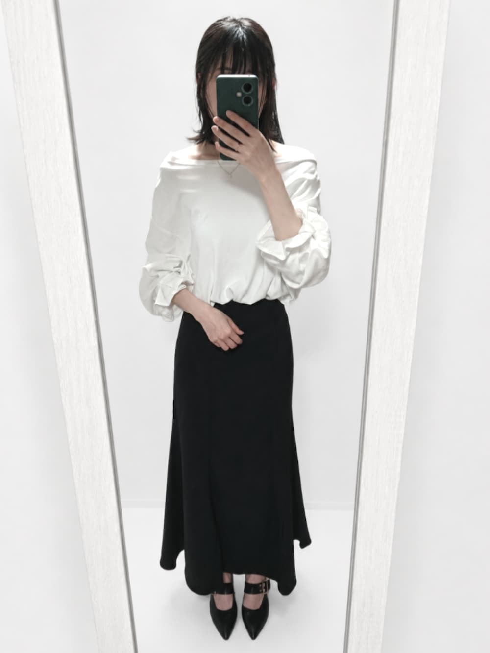 ホワイト系のTシャツ/カットソー、ブラック系のショルダーバッグ、ブラック系のスカートを着用したレディースの春コーディネートの5枚目の写真