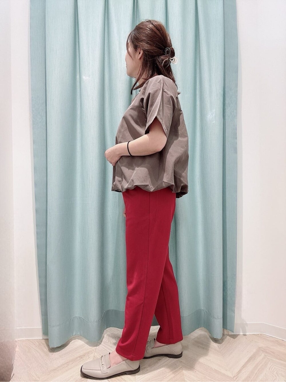 ブラウン系のシャツ/ブラウス、レッド系のその他パンツ、ベージュ系のその他シューズを着用したレディースの夏コーディネートの2枚目の写真