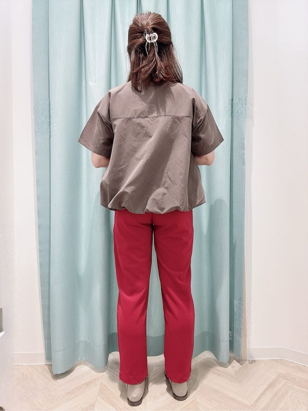 ブラウン系のシャツ/ブラウス、レッド系のその他パンツ、ベージュ系のその他シューズを着用したレディースの夏コーディネートの3枚目の写真