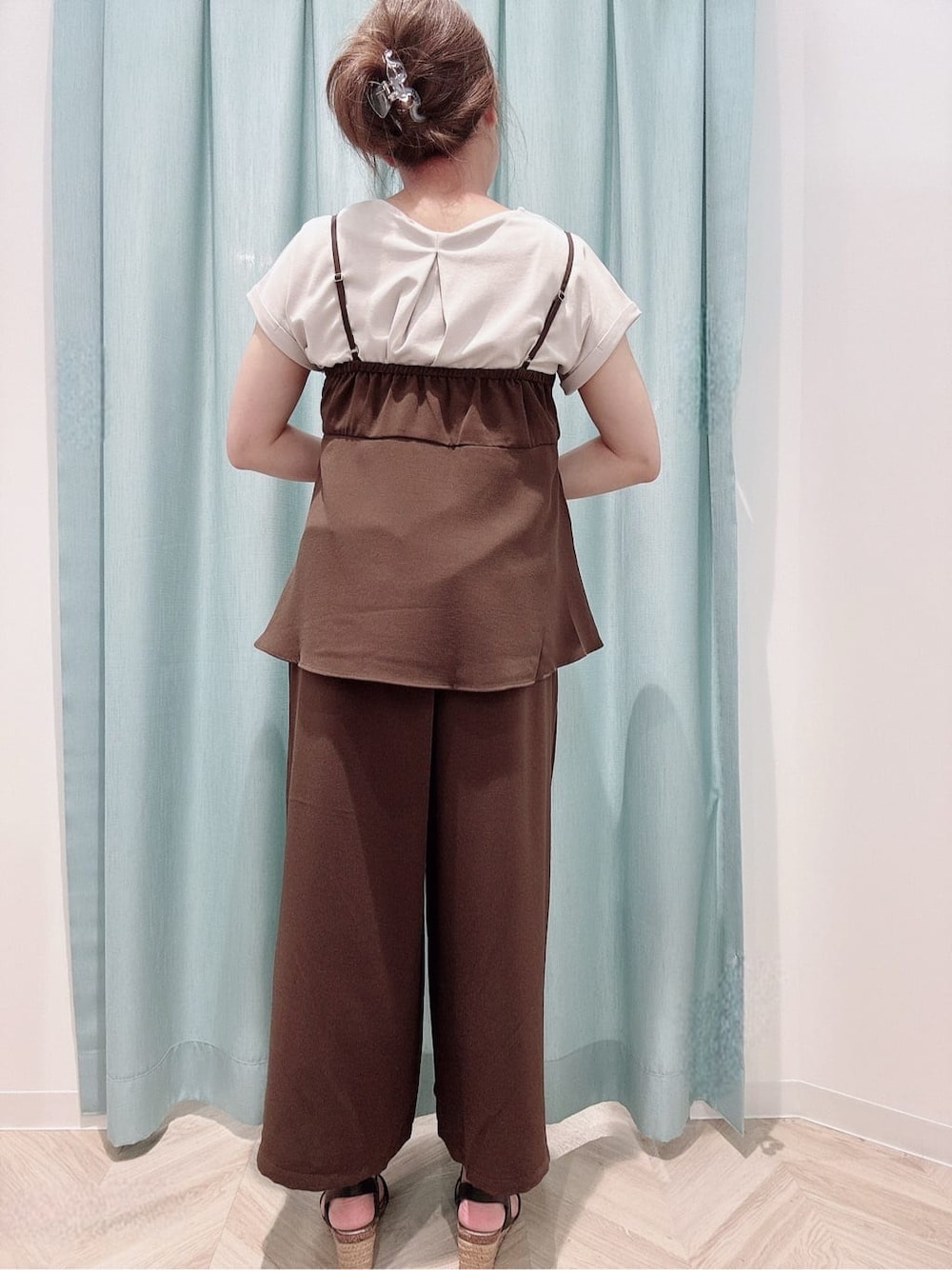 ベージュ系のTシャツ/カットソー、ブラウン系のタンクトップ、ブラウン系のその他パンツを着用したレディースの夏コーディネートの4枚目の写真