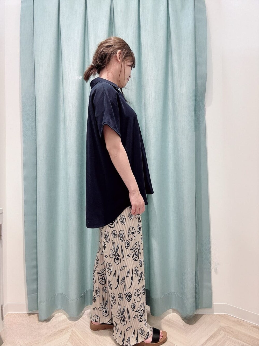 ベージュ系のその他パンツ、ブラック系のサンダル、ブルー系のショルダーバッグを着用したレディースの夏コーディネートの3枚目の写真