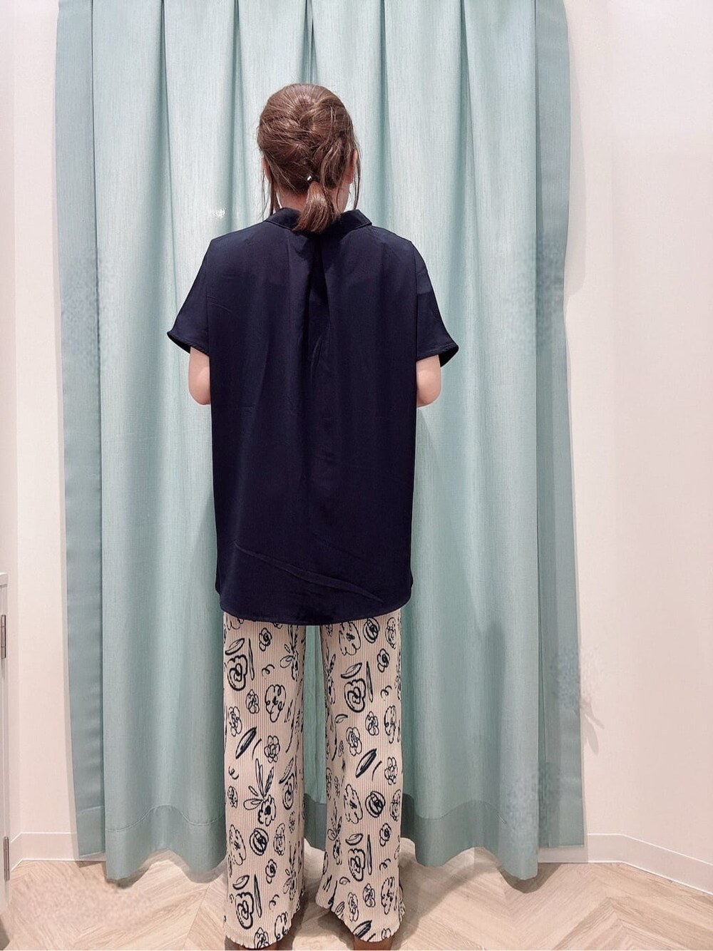 ベージュ系のその他パンツ、ブラック系のサンダル、ブルー系のショルダーバッグを着用したレディースの夏コーディネートの4枚目の写真