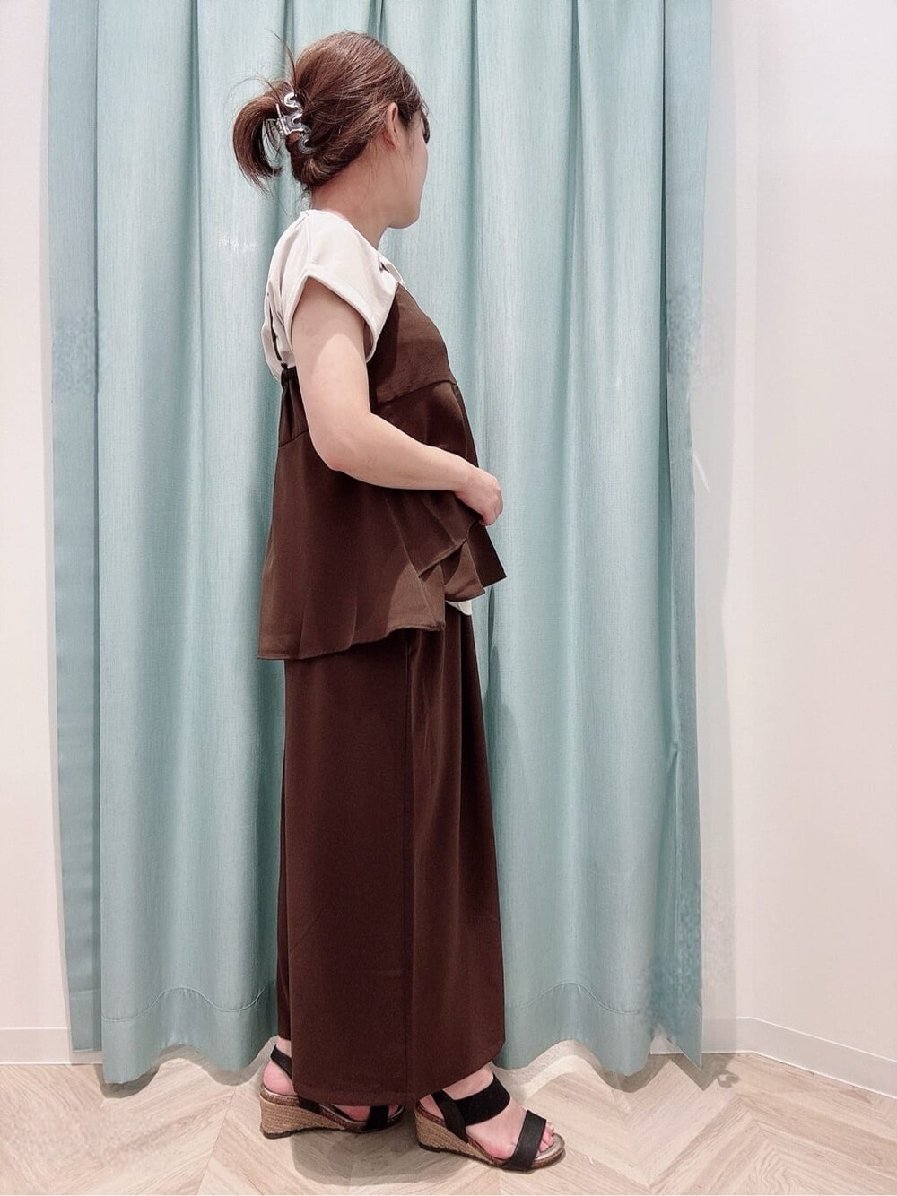 ベージュ系のTシャツ/カットソー、ブラウン系のタンクトップ、ブラウン系のその他パンツを着用したレディースの夏コーディネートの2枚目の写真