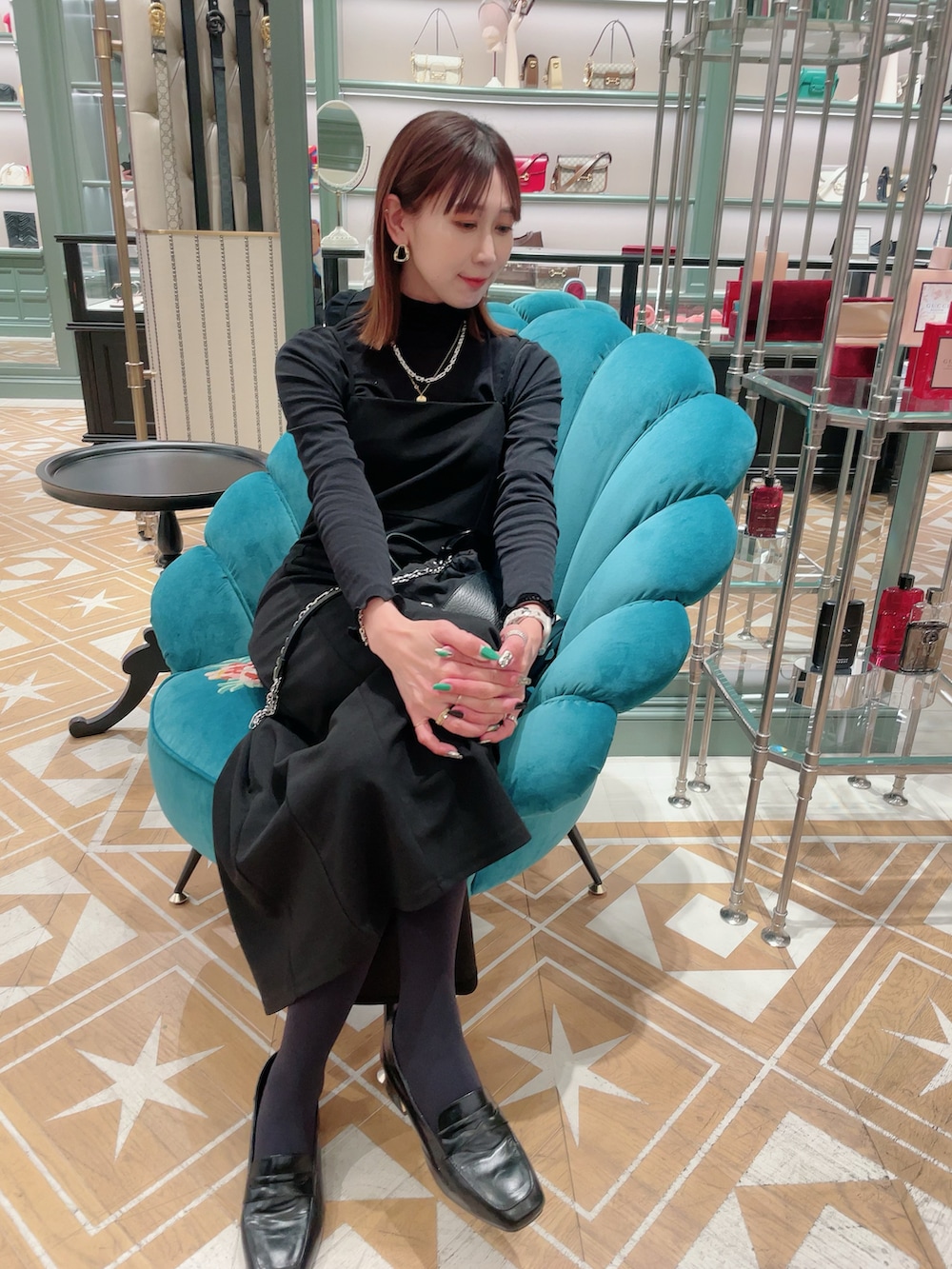 「オールブラック、キャミワンピ、シースルートップス、きれいめカジュアル、楽チンコーデ、シンプルスタイル、大人可愛い、ワントーンコーデ、プチプラコーデ、レイヤードスタイル、ワンピーススタイル、キャミワンピース、Maison Margiela、KOBE LETTUCE、スリットスカート」｜「KOBE LETTUCEのカットジョーゼットストレートキャミソールワンピース（ワンピース、ブラック系）」を使った、YURIさん（骨格ナチュラル・レディース・165cm）の春コーディネートの2枚目の写真
