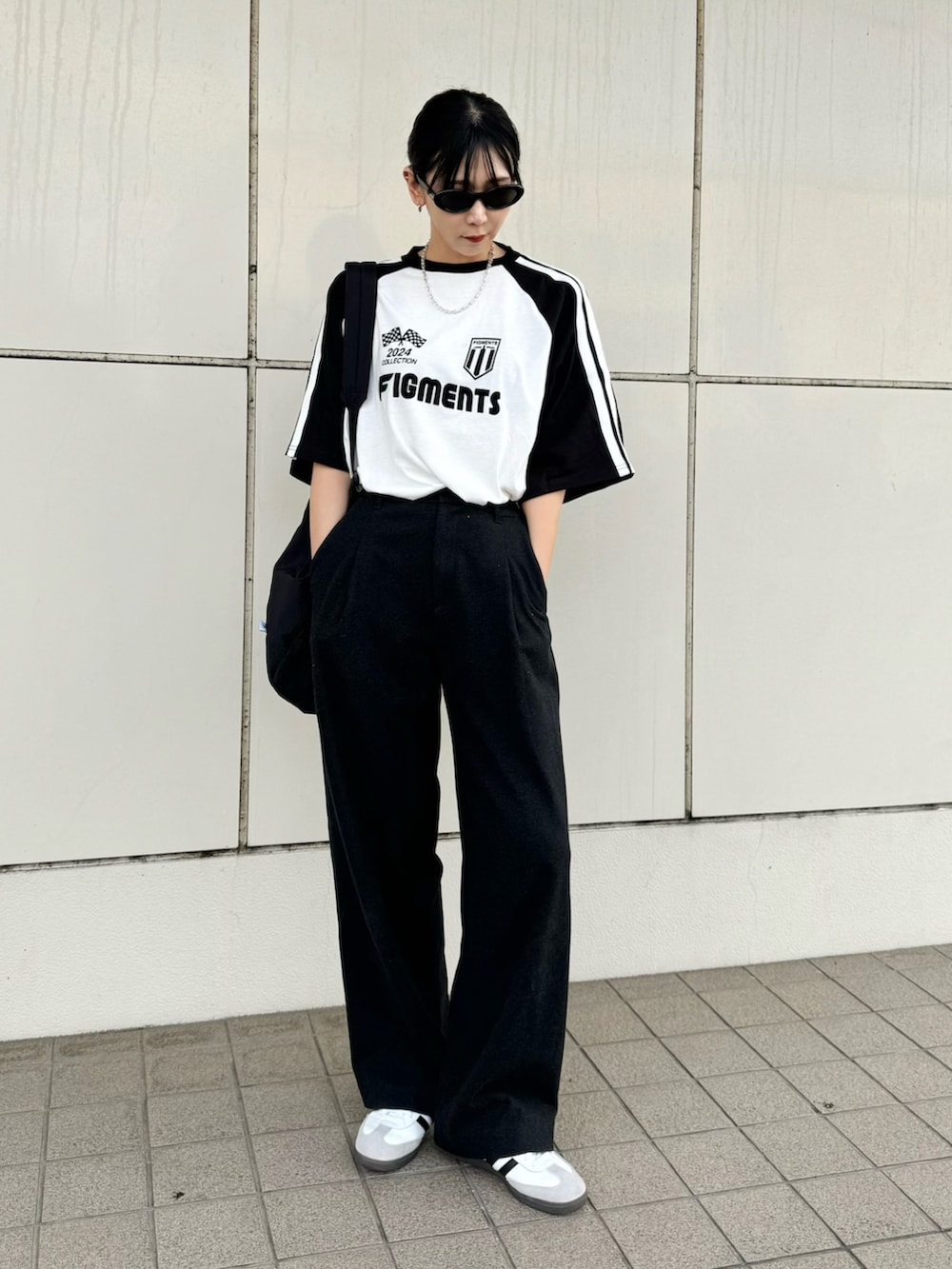 「プチプラ、夏だ！Tシャツ着よう！、さらっと晴れやかスナップ、モノトーン、スニーカー、リュック、スポーツミックス、ラグランTシャツ、ロゴT、シンプルコーデ、夏ファッション、楽チンコーデ、フェスコーデ、サングラス、Tシャツ」｜「FigmentsのサイドラインビッグラグランＴシャツ（Tシャツ/カットソー、その他）」を使った、YURIさん（骨格ナチュラル・レディース・166cm）の夏コーディネートの3枚目の写真
