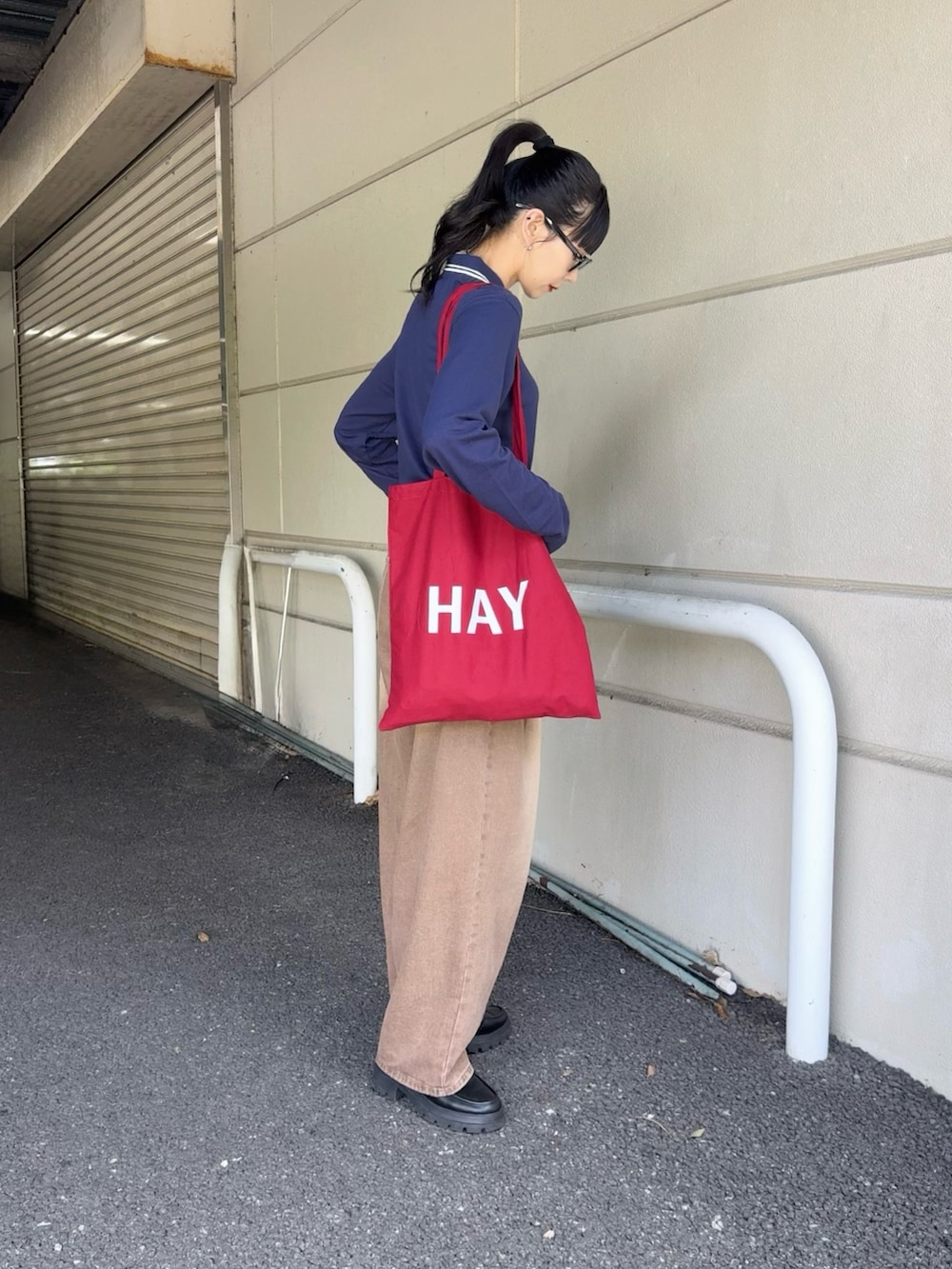 ブルー系のポロシャツを着用したレディースの秋コーディネートの2枚目の写真