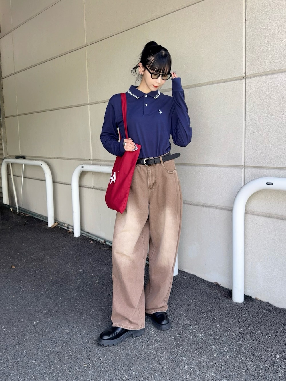 ブルー系のポロシャツを着用したレディースの秋コーディネートの3枚目の写真