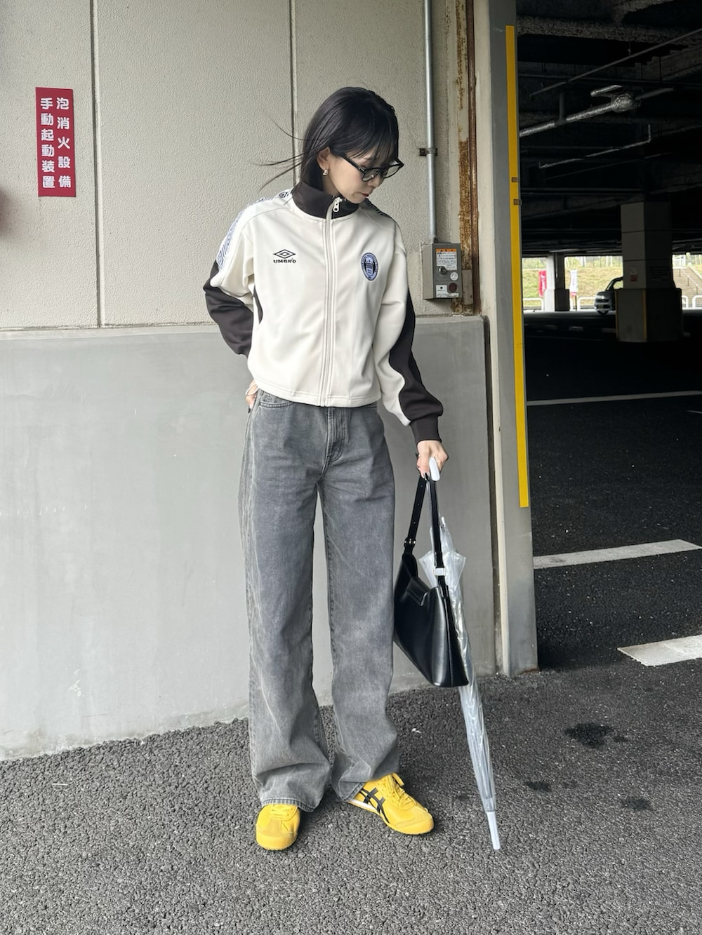 「春服コーデ、春のおしゃ見えテクニック、パンツコーデ、プチプラコーデ、スニーカー、シンプルスタイル、春服みてみて、ジャージ、デニム」｜「FREAK'S STOREのUMBRO × FREAK'S STORE/アンブロ 別注 Track Jacket/別注トラックジャケット（ジャージ、ホワイト系）」を使った、YURIさん（骨格ナチュラル・レディース・166cm）の春コーディネートの3枚目の写真