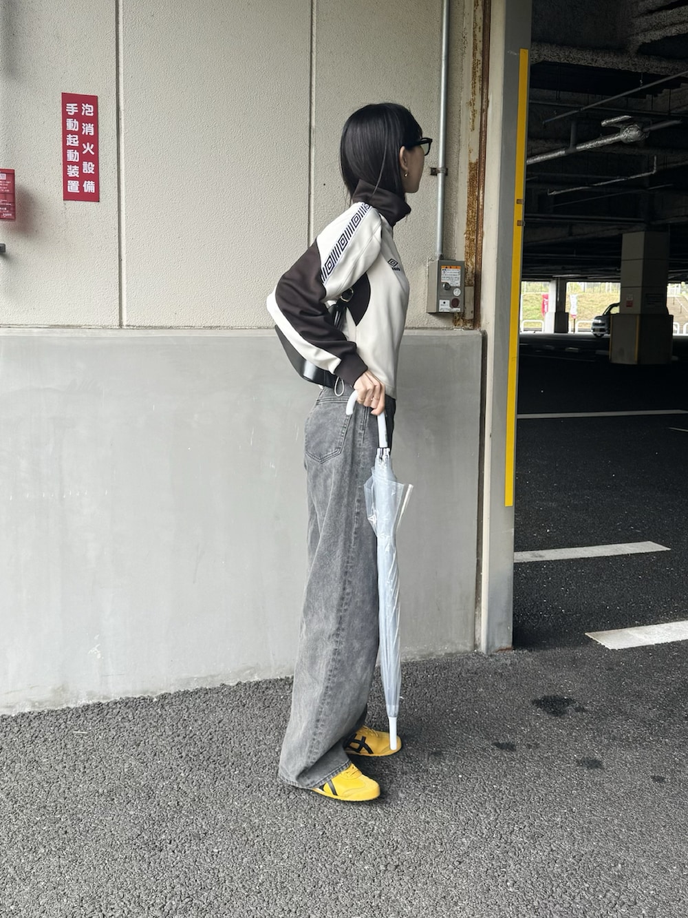 「春服コーデ、春のおしゃ見えテクニック、パンツコーデ、プチプラコーデ、スニーカー、シンプルスタイル、春服みてみて、ジャージ、デニム」｜「FREAK'S STOREのUMBRO × FREAK'S STORE/アンブロ 別注 Track Jacket/別注トラックジャケット（ジャージ、ホワイト系）」を使った、YURIさん（骨格ナチュラル・レディース・166cm）の春コーディネートの2枚目の写真