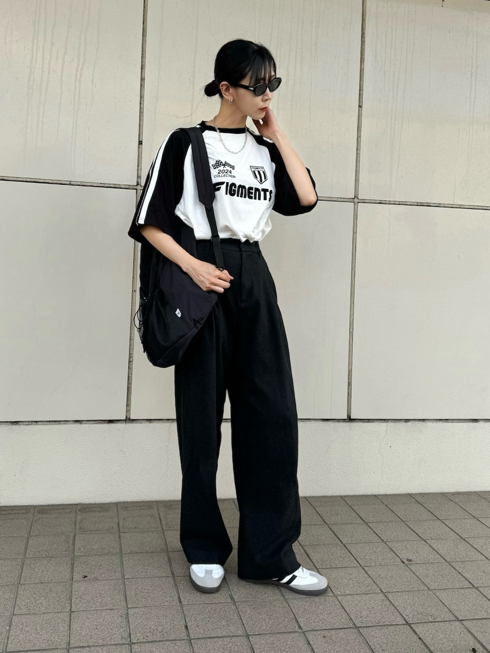 「プチプラ、夏だ！Tシャツ着よう！、さらっと晴れやかスナップ、モノトーン、スニーカー、リュック、スポーツミックス、ラグランTシャツ、ロゴT、シンプルコーデ、夏ファッション、楽チンコーデ、フェスコーデ、サングラス、Tシャツ」｜「FigmentsのサイドラインビッグラグランＴシャツ（Tシャツ/カットソー、その他）」を使った、YURIさん（骨格ナチュラル・レディース・166cm）の夏コーディネートの2枚目の写真
