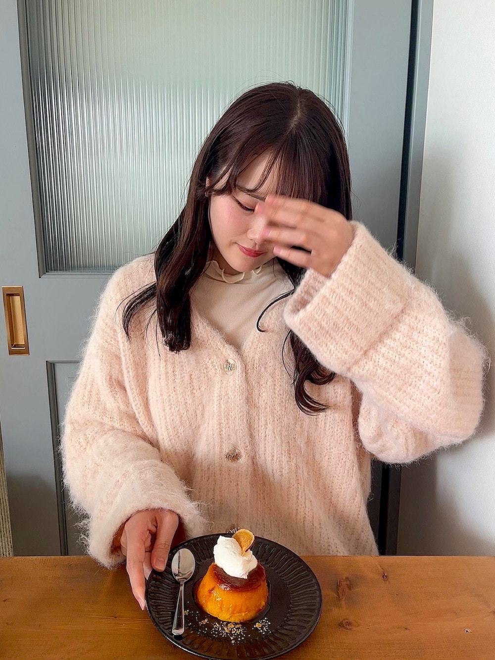 ピンク系のカーディガン/ボレロ、ホワイト系のトートバッグ、ブラック系のスカートを着用したレディースの秋コーディネートの2枚目の写真