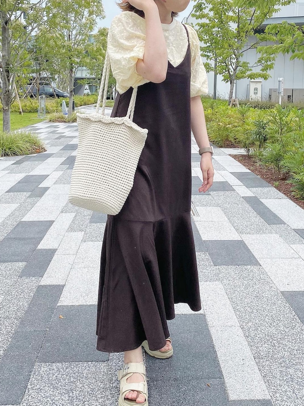 ブラウン系のワンピース、ベージュ系のサンダル、ベージュ系のシャツ/ブラウスを着用したレディースの夏コーディネートの2枚目の写真