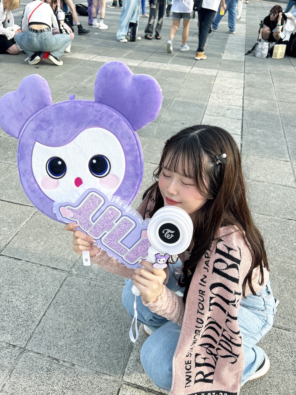 ブルー系のデニムパンツ、ピンク系のトートバッグ、ブラック系のスニーカーを着用したレディースの夏コーディネートの2枚目の写真