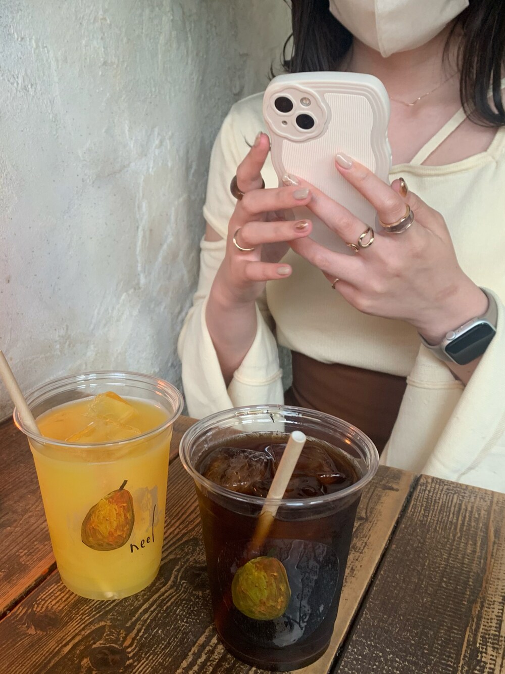 ブラウン系のスカート、ホワイト系のニット/セーター、ブラウン系のバッグを着用したレディースの秋コーディネートの3枚目の写真