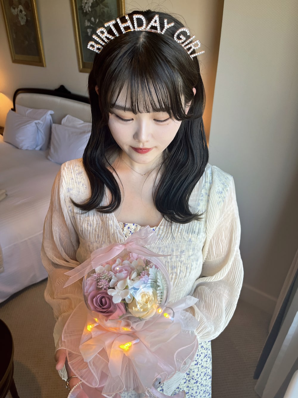 イエロー系のワンピース、ホワイト系のシャツ/ブラウス、ホワイト系のショルダーバッグを着用したレディースの夏コーディネートの4枚目の写真