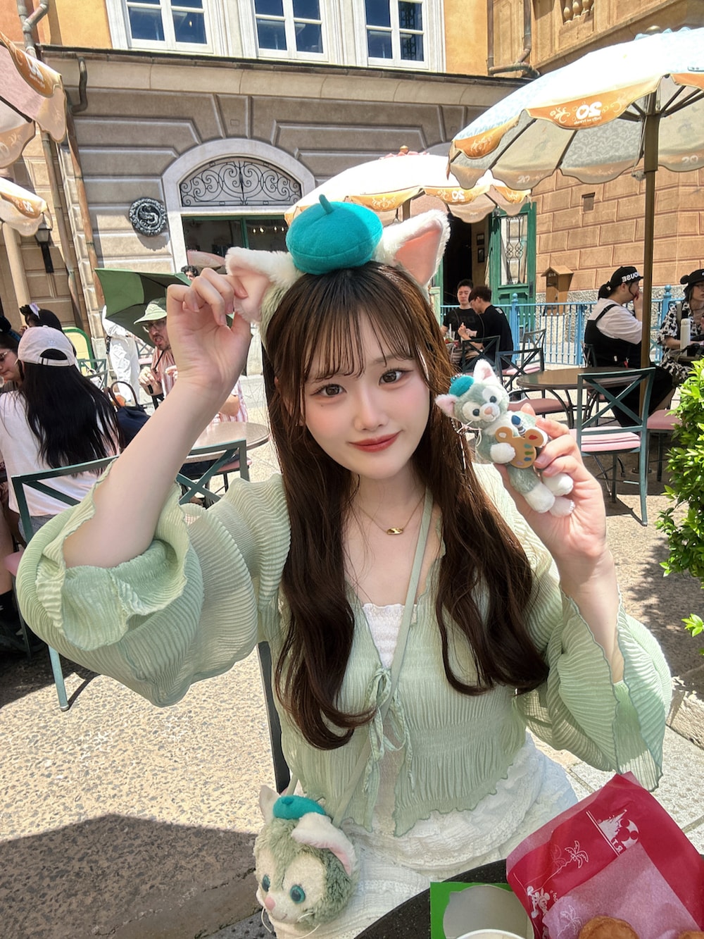 グリーン系のシャツ/ブラウス、ベージュ系のスニーカー、ホワイト系のスカートを着用したレディースの夏コーディネートの3枚目の写真