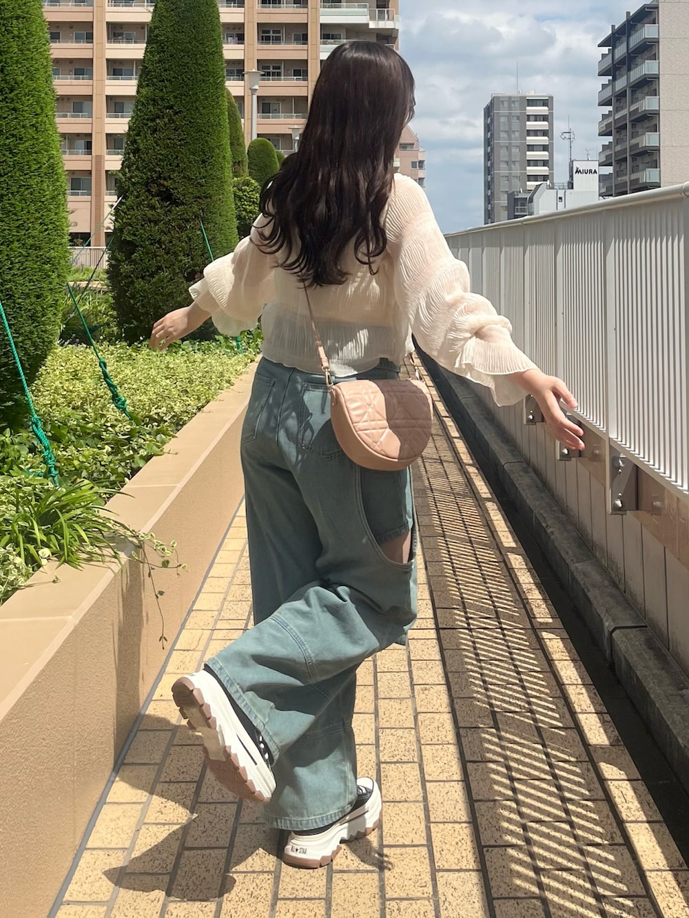 ホワイト系のキャミソール、ピンク系のショルダーバッグ、ホワイト系のシャツ/ブラウスを着用したレディースの夏コーディネートの2枚目の写真