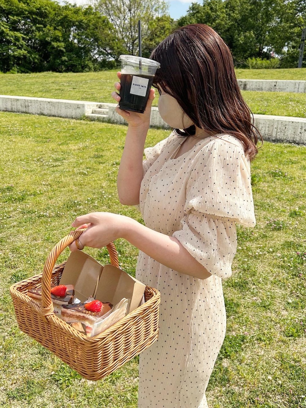 ブラウン系のバッグ、ベージュ系のワンピース、ベージュ系のその他を着用したレディースの春コーディネートの3枚目の写真