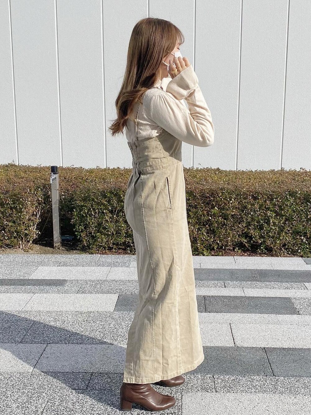 「カジュアルコーデ、休日スタイル、着回しコーデ、今日のコーデ、プチプラ、キレイめ、ワンピース、淡色コーデ、淡色女子、ボアジャケット、おしゃれさんと繋がりたい、いいね、save、フォローお願いします🤑、私の推しブランド、消えそうな色コーデ、ロングスカート」｜「NEUNAのハイウエストロングデニムキャミワンピース（ワンピース、ベージュ系）」を使った、すちゃさん（レディース・160cm）の冬コーディネートの3枚目の写真
