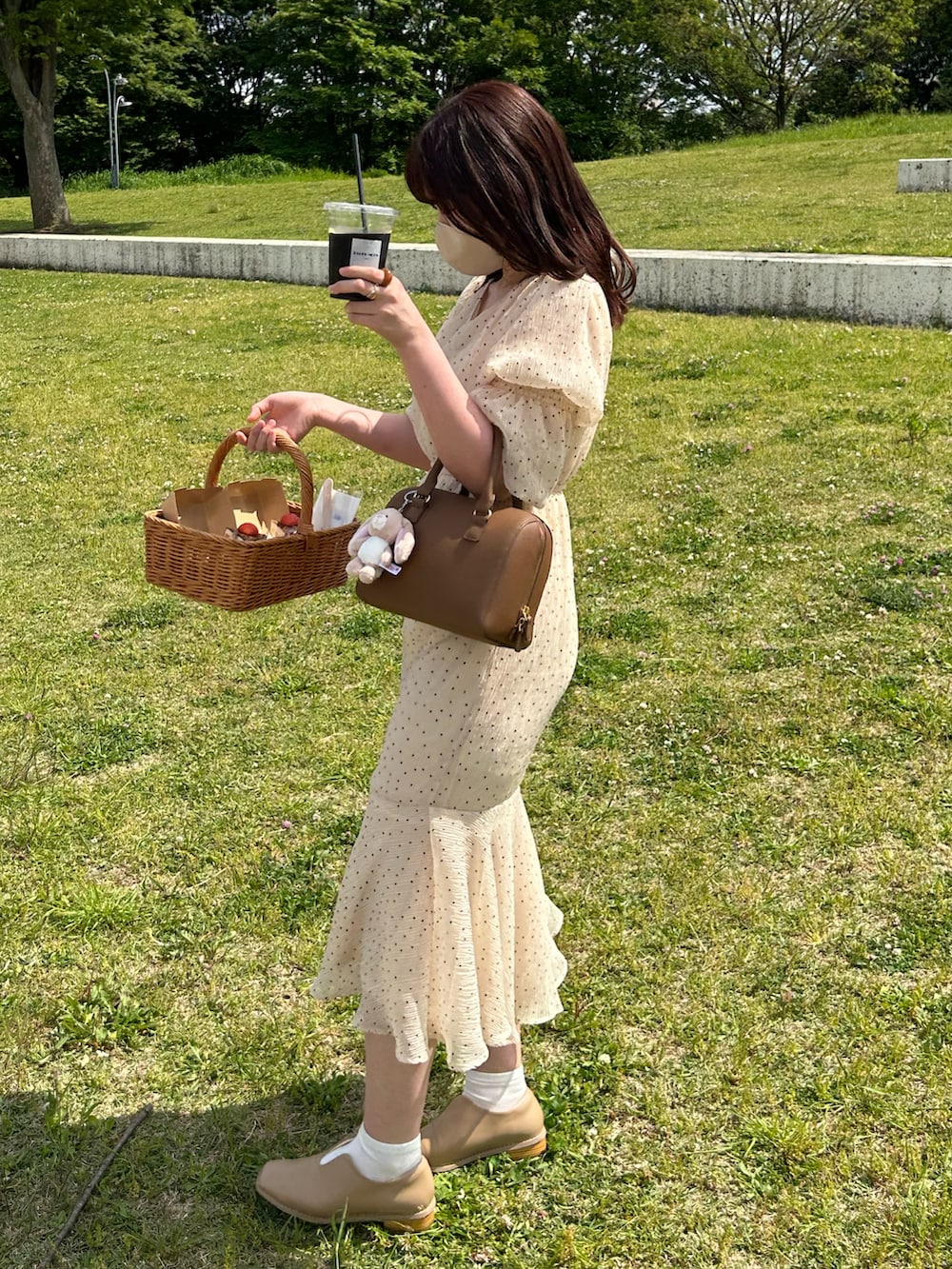 ブラウン系のバッグ、ベージュ系のワンピース、ベージュ系のその他を着用したレディースの春コーディネートの2枚目の写真