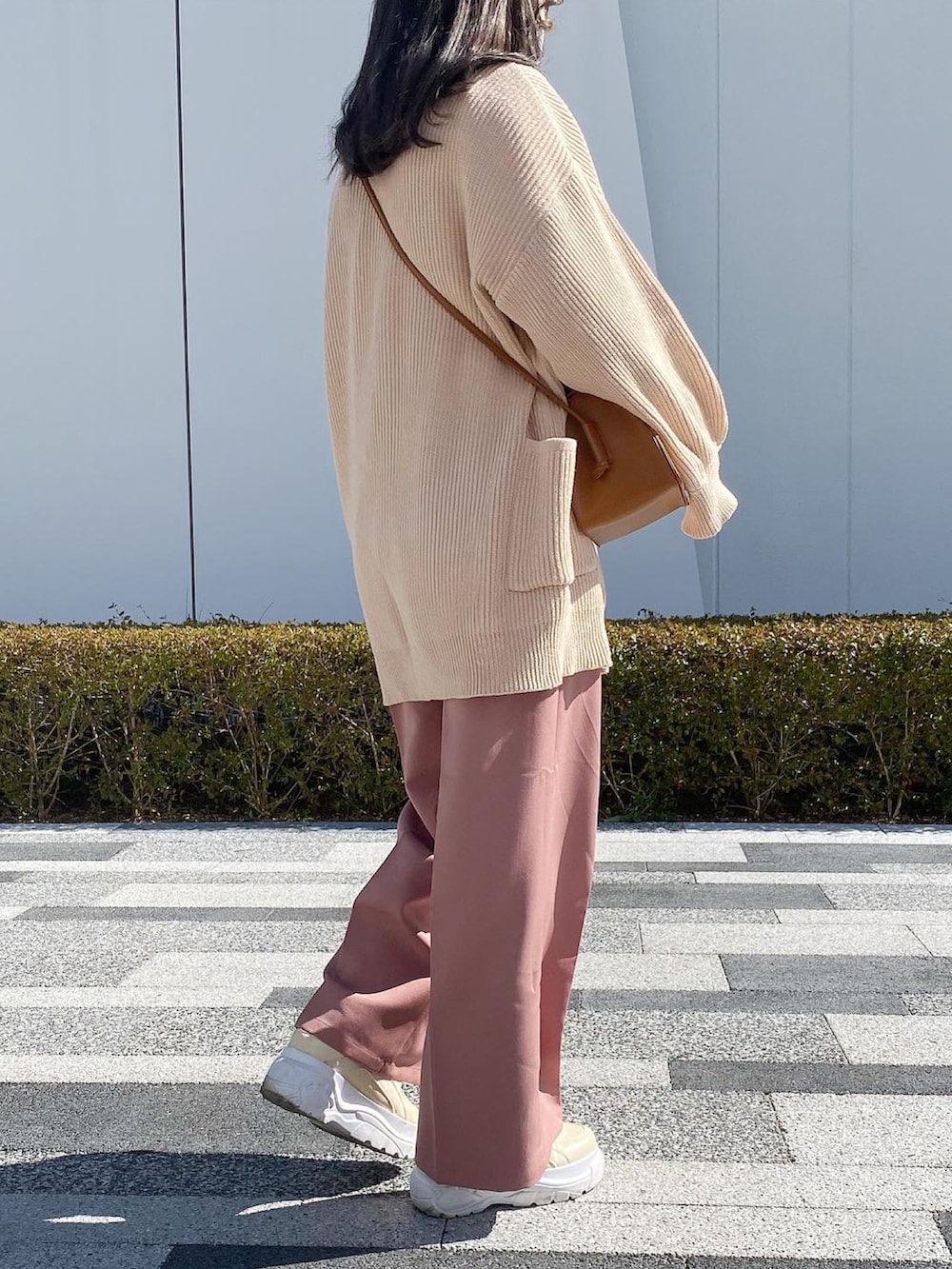 ピンク系のカーディガン/ボレロ、ピンク系のその他パンツ、ベージュ系のスニーカーを着用したレディースの冬コーディネートの2枚目の写真