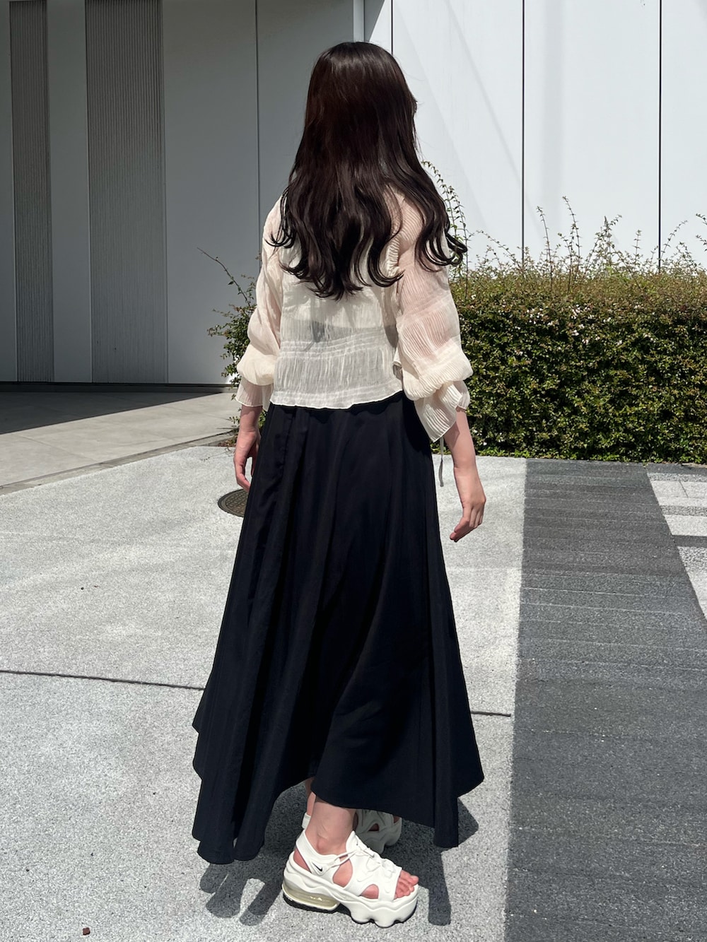 ブラック系のスカート、グリーン系のシャツ/ブラウス、ホワイト系のシャツ/ブラウスを着用したレディースの夏コーディネートの2枚目の写真