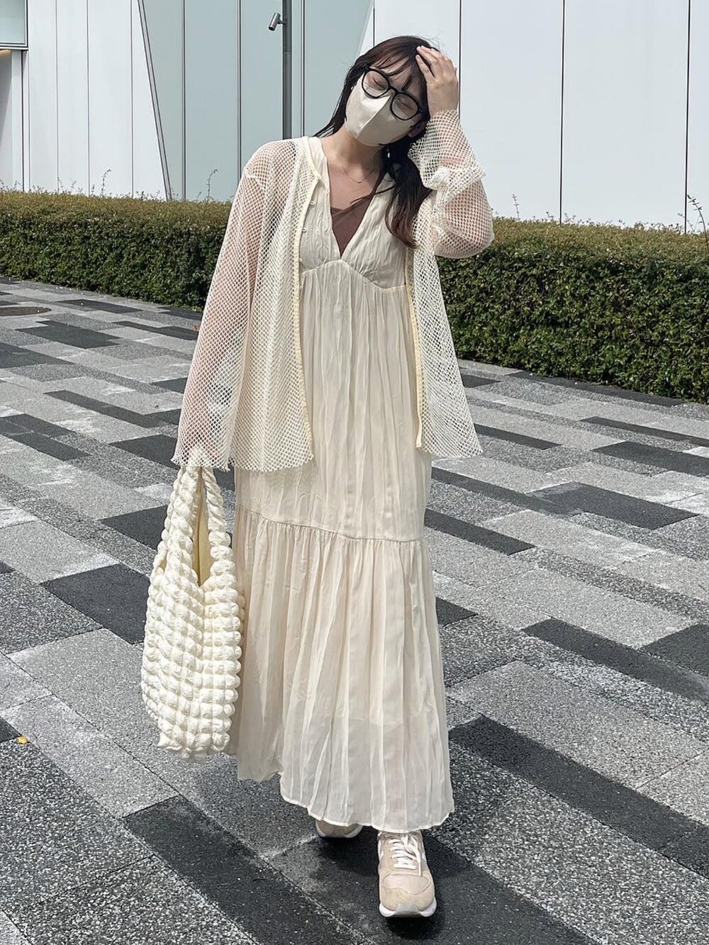 ブラウン系のキャミソール、ホワイト系のワンピース、ホワイト系のTシャツ/カットソーを着用したレディースの夏コーディネートの2枚目の写真