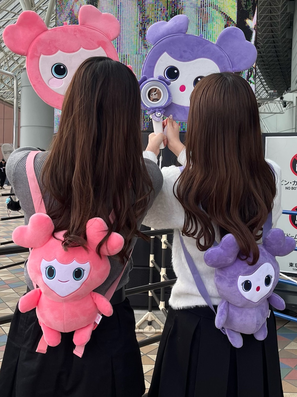 ブラック系のブーツ、ブラック系のスカート、ホワイト系のニット/セーターを着用したレディースの冬コーディネートの2枚目の写真