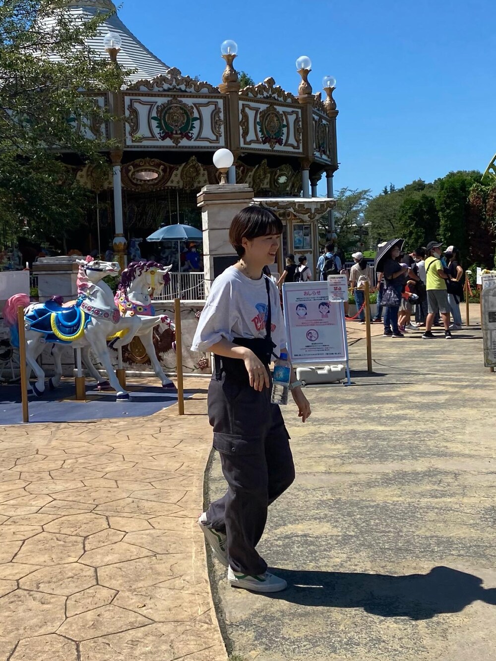 グレー系のTシャツ/カットソー、グレー系のその他パンツ、ホワイト系のスニーカーを着用したレディースの夏コーディネートの2枚目の写真