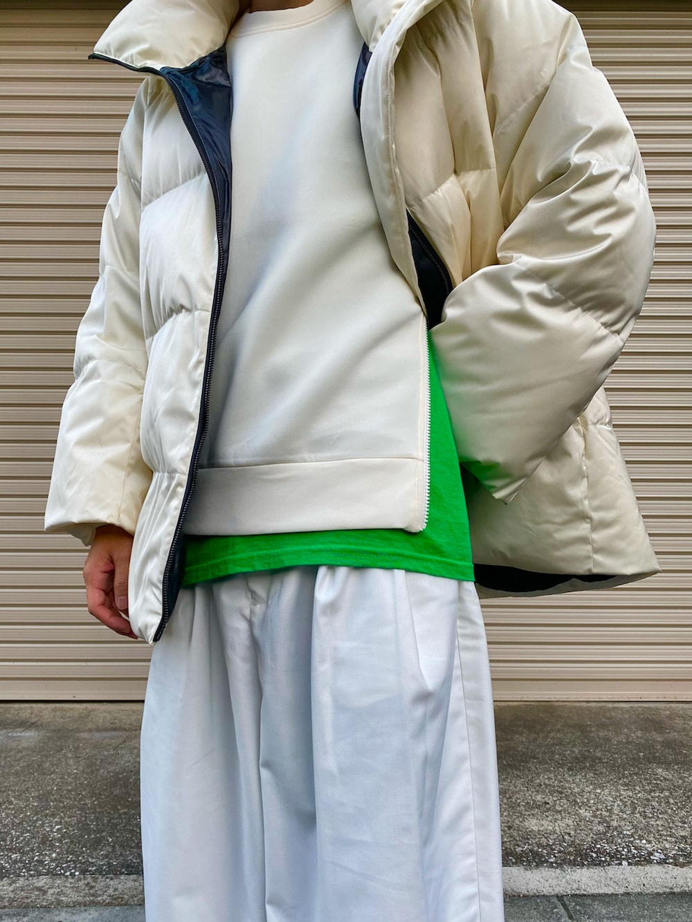 「スウェット、ダウンジャケット、ブーツ、グリーン、ホワイト、UNIQLO、ユニクロ、ワイドパンツ、プチプラ、きれいめカジュアル、ホワイトコーデ、低身長、低身長コーデ、足袋ブーツ、ロールキャップ」｜「niko and...のロールキャップ（キャップ、ブラック系）」を使った、tysai :)さん（メンズ・164cm）の秋コーディネートの5枚目の写真