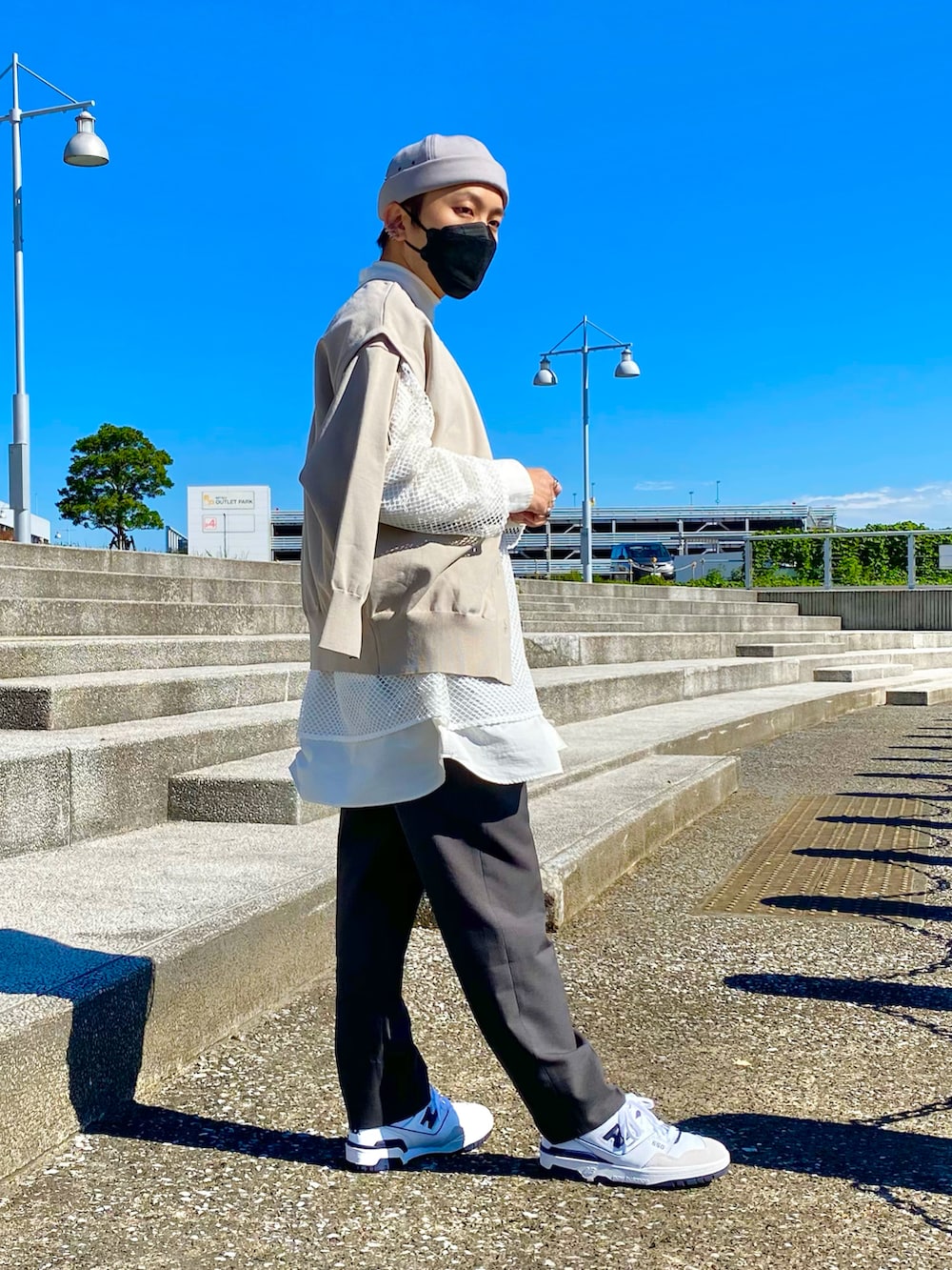 ブルー系のスニーカー、グレー系のパンツ、ホワイト系のTシャツ/カットソーを着用したメンズの秋コーディネートの2枚目の写真