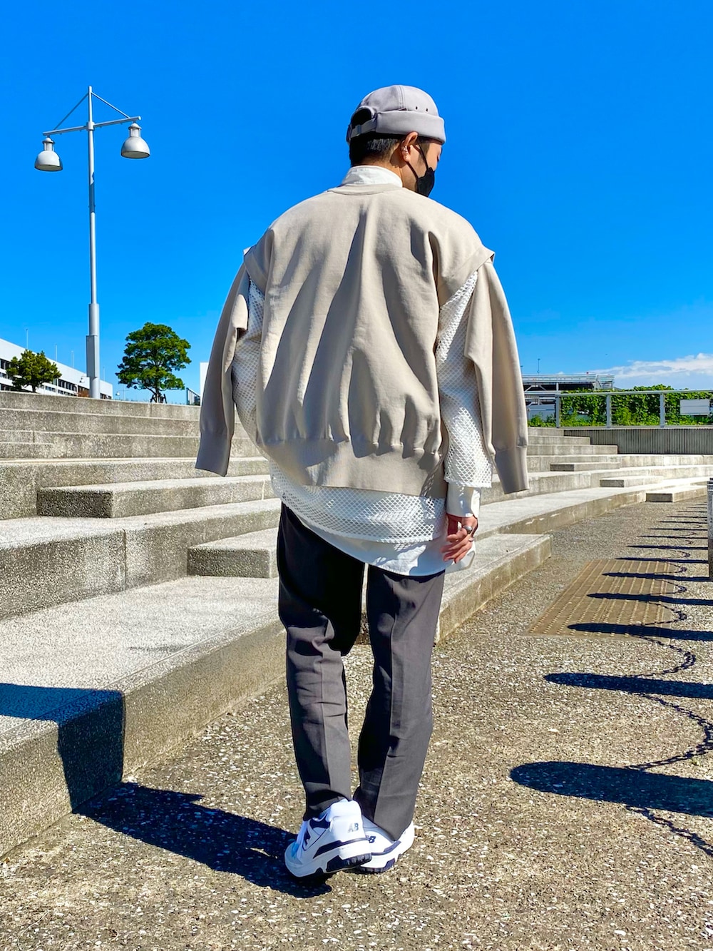 ブルー系のスニーカー、グレー系のパンツ、ホワイト系のTシャツ/カットソーを着用したメンズの秋コーディネートの3枚目の写真