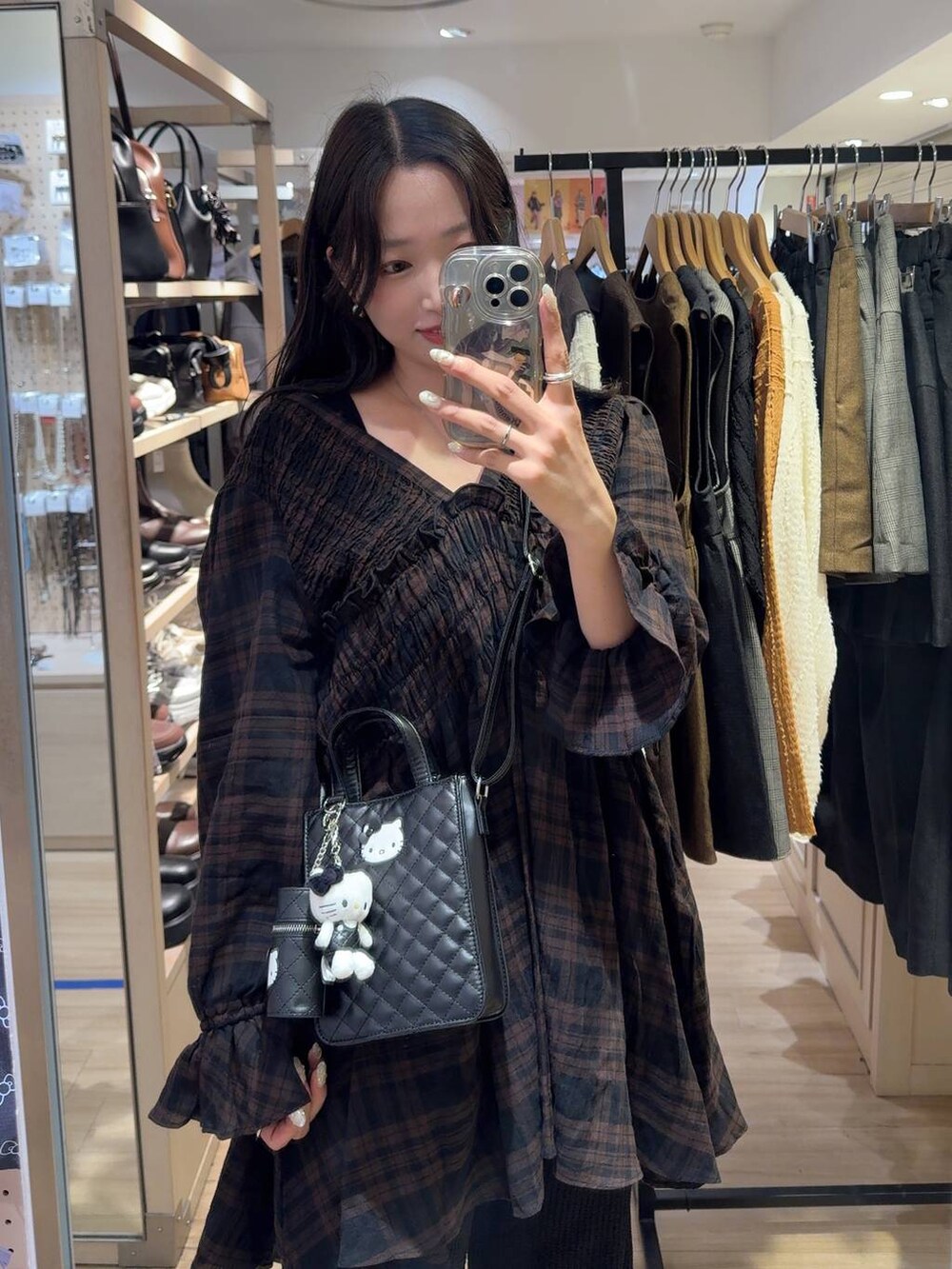 ブラウン系のシャツ/ブラウスを着用したレディースの秋コーディネートの2枚目の写真